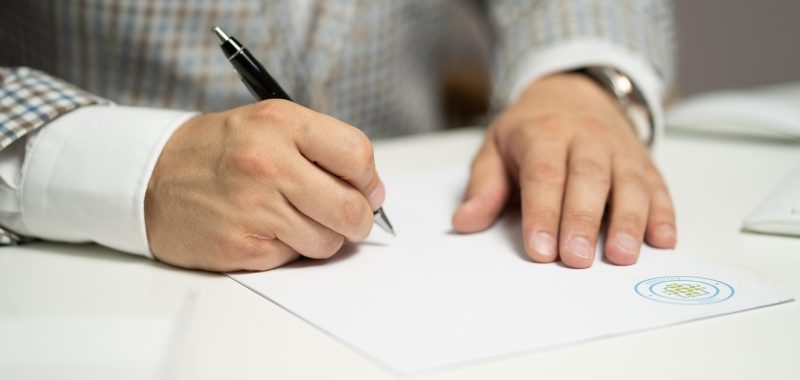 有道翻译在线免费文档翻译功能界面，展示上传Word文件后翻译结果与原文排版对比，格式保留效果示意