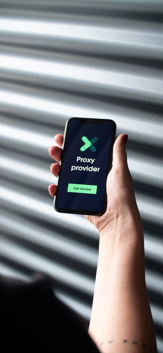 有道翻译在线免费 App 生词本界面，以列表形式展示近期查询过的单词，每条包含单词、释义与查询时间，顶部有搜索框方便回查
